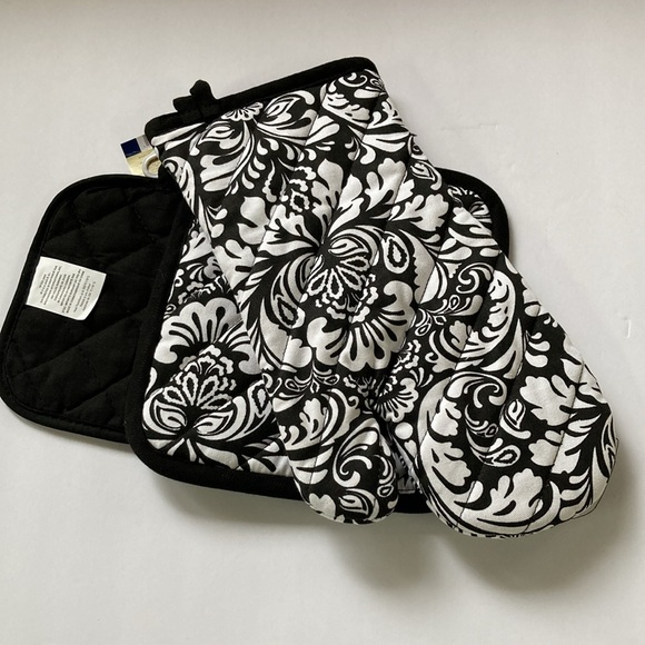 Oven Mitt with 2 Pot Holders Paisley Black and White Design Set 3 Pieces - Picture 3 of 11